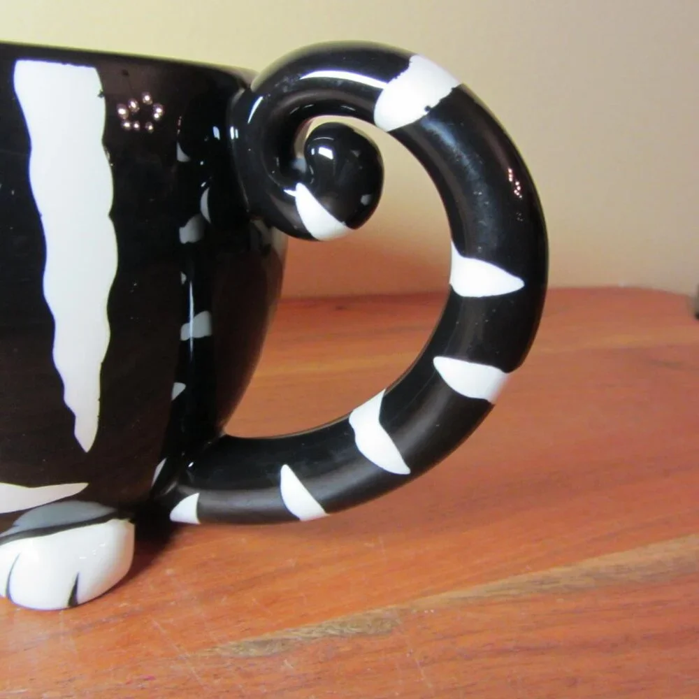 *BOGO mugs* 18 oz dolomite chubby black & white cat pier 1 mug (W5709)